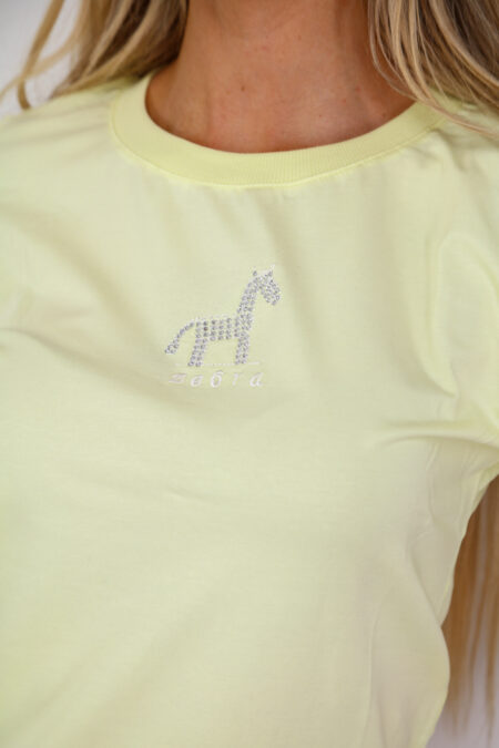 A sárga színű ZEBRA pamut nyári női felső kényelmes, puha tapintású pamut felső hímzett és strasszos zebradísszel – tökéletes választás stílusos nyári napokra.