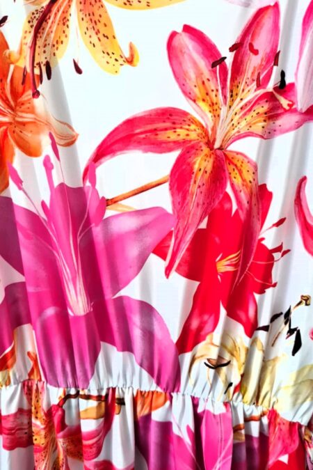 A színes mintás Mayo Chix TAXON mintás öves nyári ruha nőies szabása és mintázata ideális választás a meleg napokra – stílusos és praktikus viselet egyaránt.