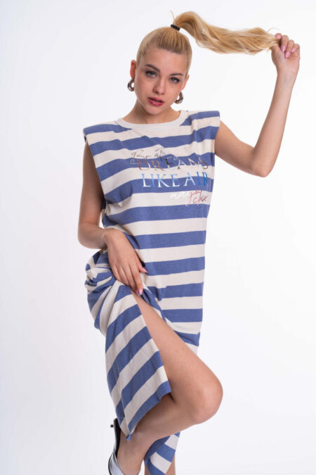 Az egyenes szabású, pamut anyagú Mayo Chix LIZA csíkos pamut maxi ruha elasztánból készült darab, amely mozgást és kellemes viseletet biztosít egész nap.