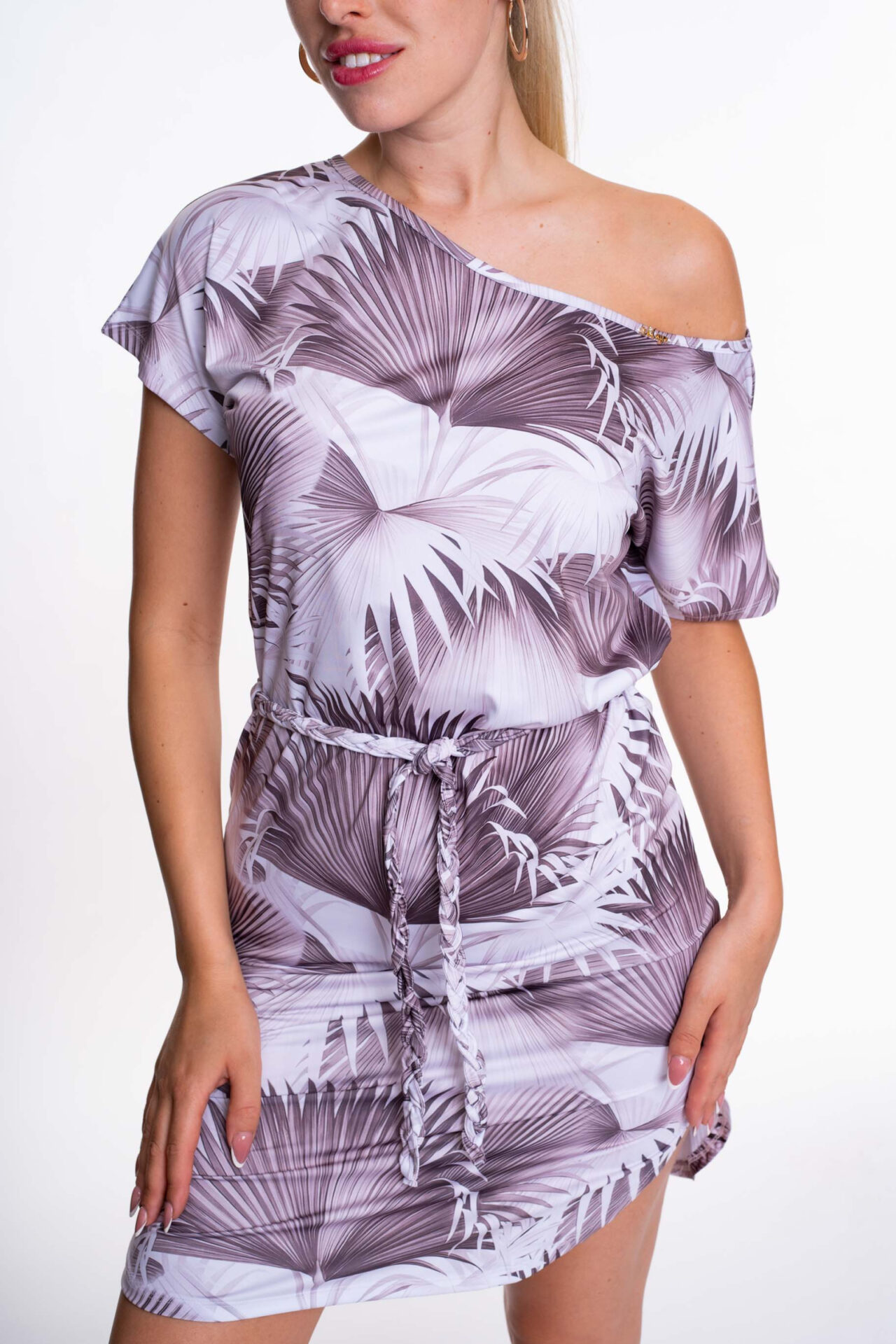 A divatos Mayo Chix PROSECCO mintás nyári kisruhához tartozó fonott öv szépen formálja a derekat, míg a légies, könnyed anyag gondoskodik a komfortérzetről.