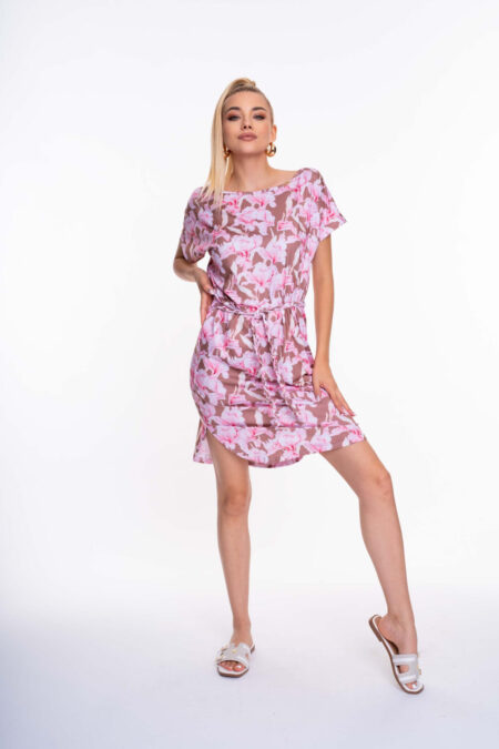 A divatos és egyben kényelmes Mayo Chix PROSECCO mintás nyári kisruha lezser szabásával és puha anyagának hála tökéletes viselet a meleg nyári napokon.