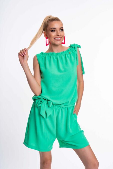 A zöld színű, stílusos Mayo Chix NIKY rövid női ruha könnyed krepp anyagú, amely a gumis derekával és megkötőivel kényelmet és nőies vonalakat biztosít.